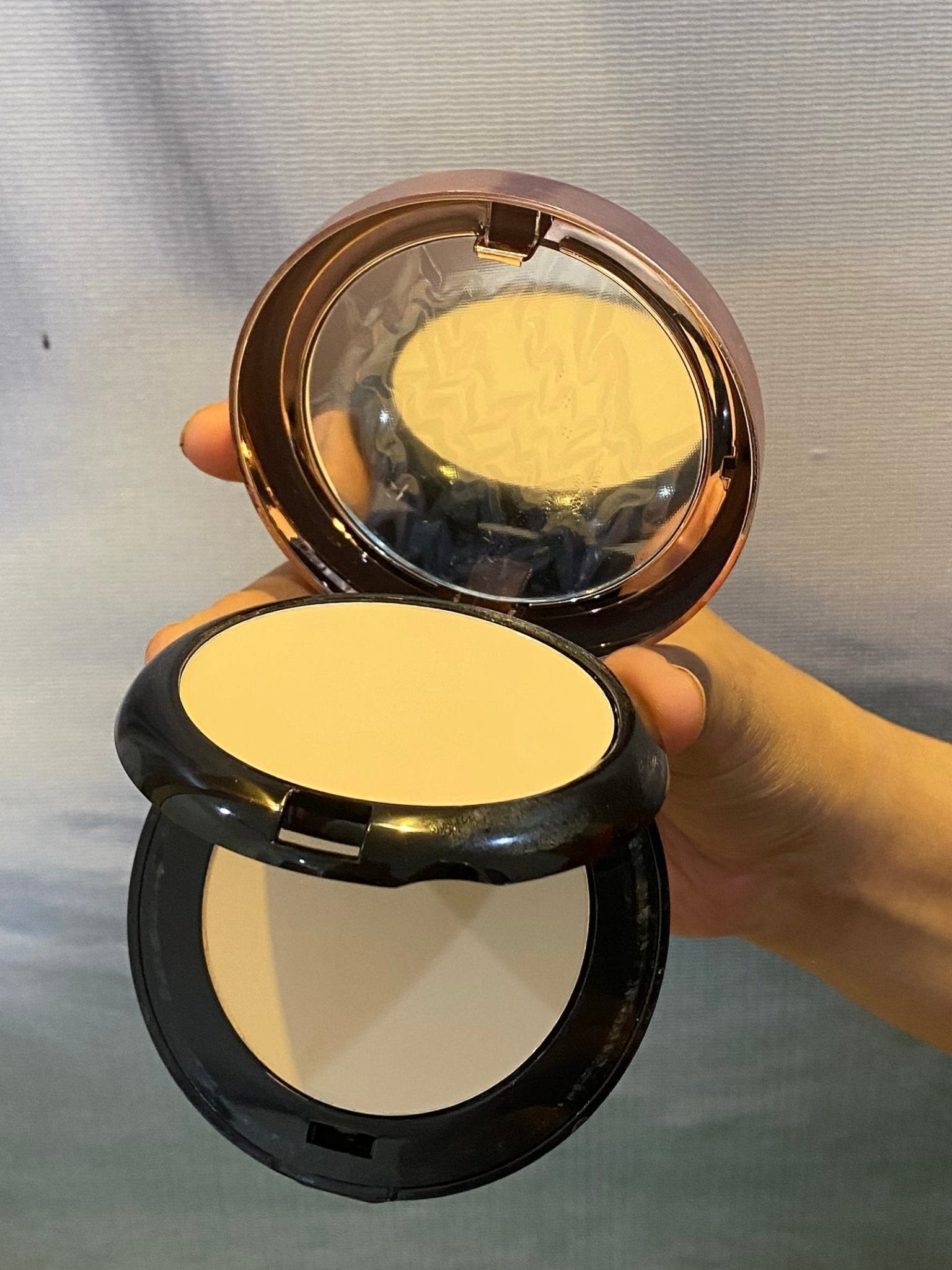Klehitne 2 - in - 1 Compact Powder Foundation with Mirror – Long - Lasting Matte Finish - Beauty Glams